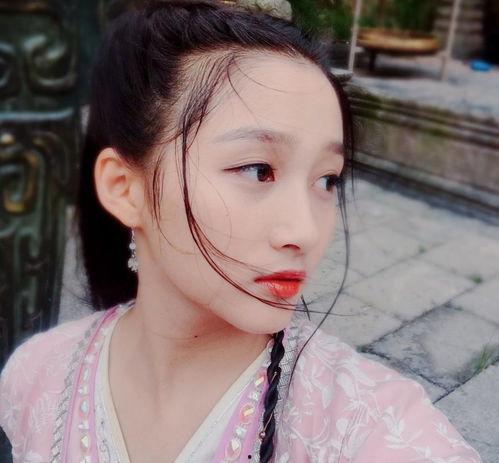 关晓彤娱乐吃瓜图片,镜头下的真实生活